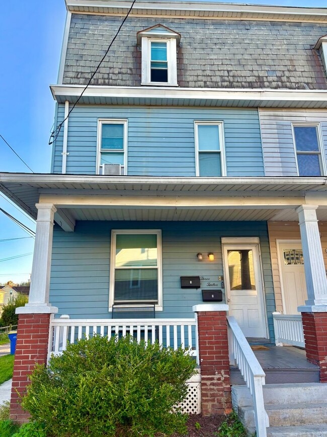 Building Photo - Charming apartment + quaint town