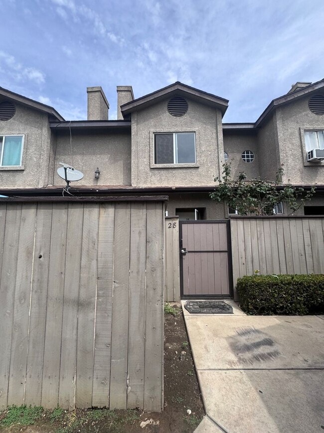 Building Photo - Spacious Home in Huntington Park HOA Commu...