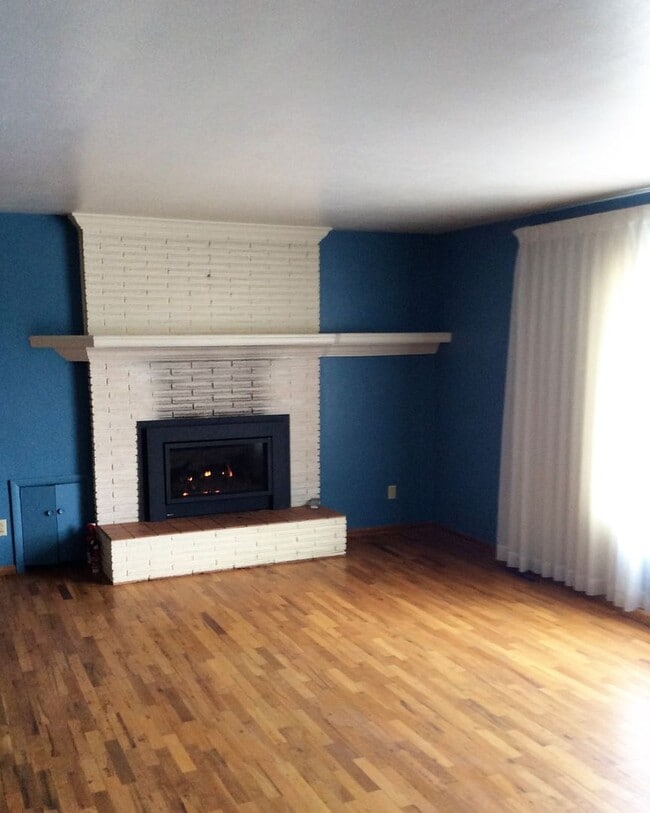 405 B Ave Unit 403 B Ave (upstairs Unit)
