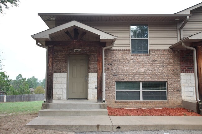Building Photo - 15984 FM Rd 16 Unit 15984 FM 16 W