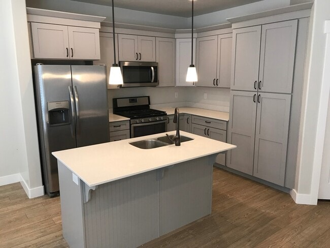 Building Photo - 3 bedroom/ 2.5 bathroom house in Herriman