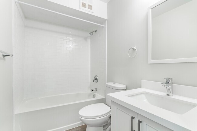 Photo - 45 Charlton Ave W