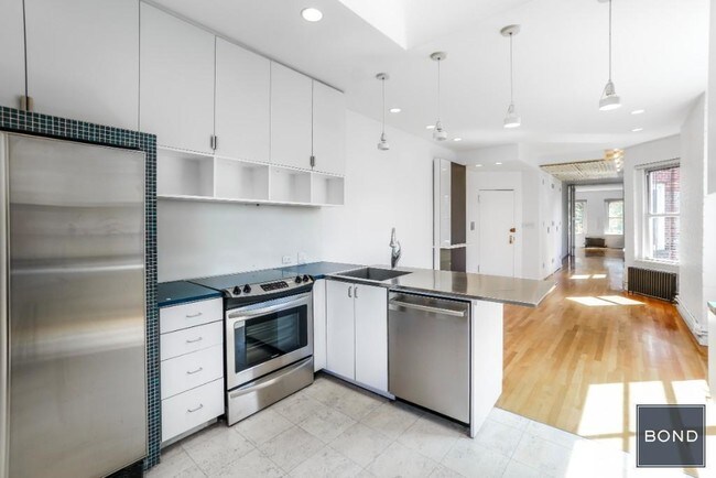 Photo - 313 W 17 Street