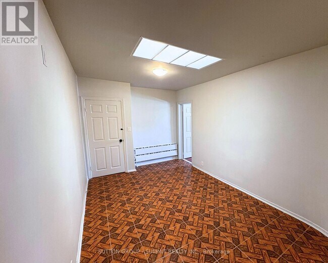 Photo - 2005 Dufferin St