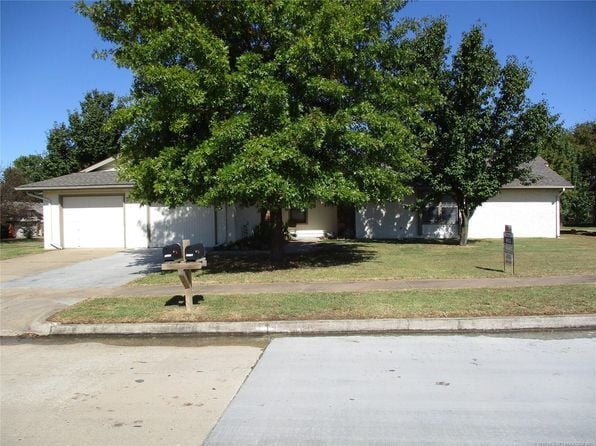 Beautiful white stucco exterior on corner lot, quiet neighborhood - 2316 W Ithica St Townhome