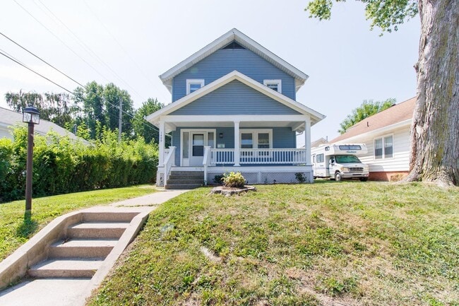 Building Photo - 1409 W Superior St Rental