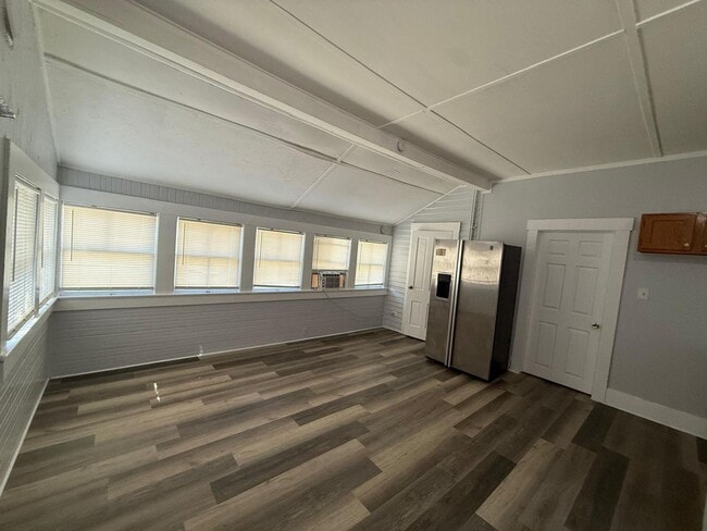 Building Photo - 140 E 5th St Unit 140 E 5t St  3