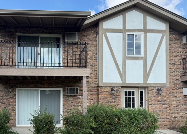 Building Photo - 16W470 Lake Dr Unit 201
