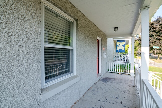 Photo - 221 E Mosley St
