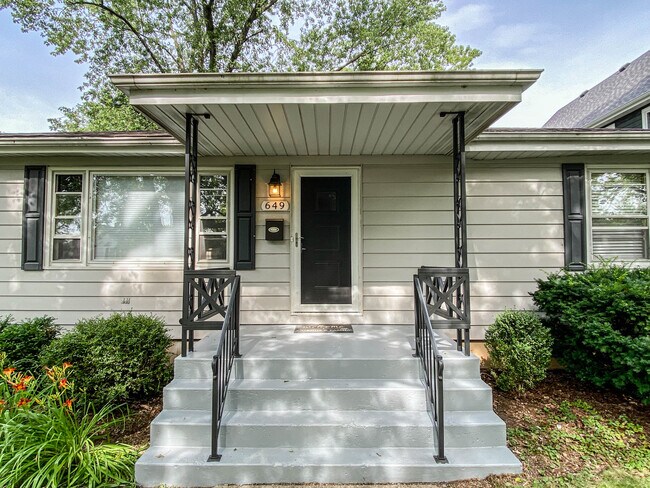 Photo - 649 S Main St