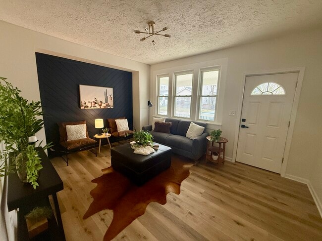 Photo - 130 E Woodrow Ave