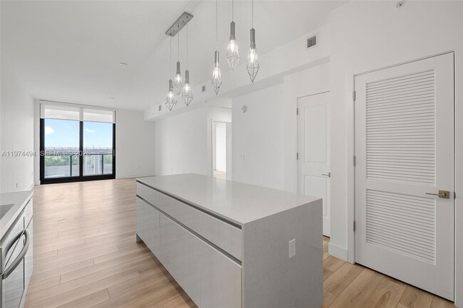 Photo - 101 Diplomat Pkwy Unit 0907