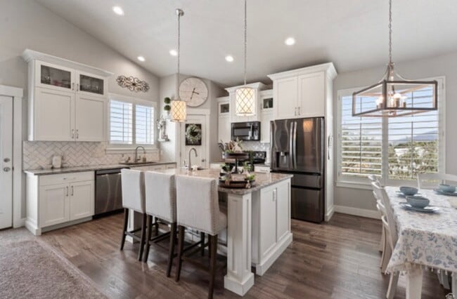 614 W Regent Garden Ln