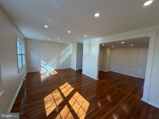 Photo - 2998 Covington St