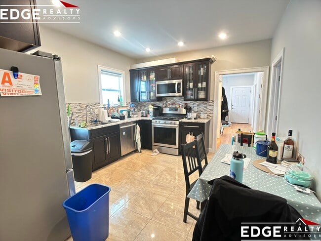 Building Photo - 83 Newbury St Unit 2 Rental