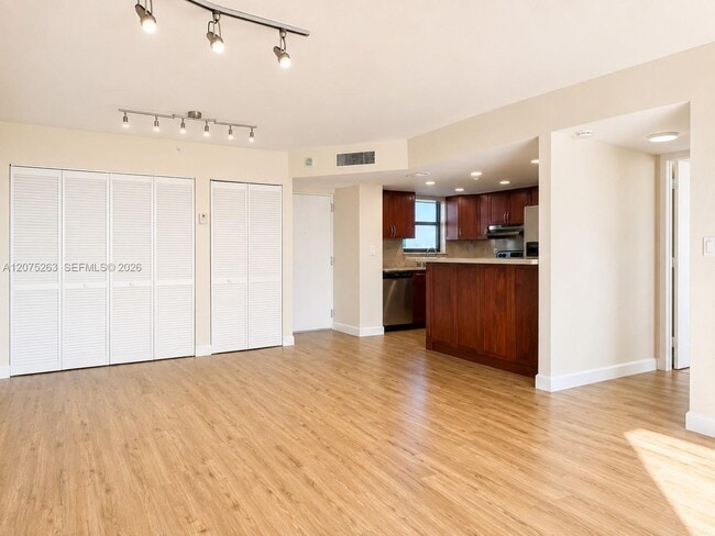 Photo - 555 NE 30th St Unidad 603