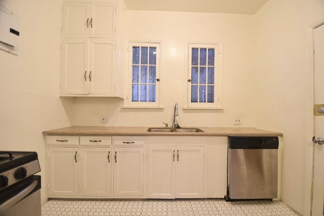 Photo - 2062 Argyle Ave Unit 2066