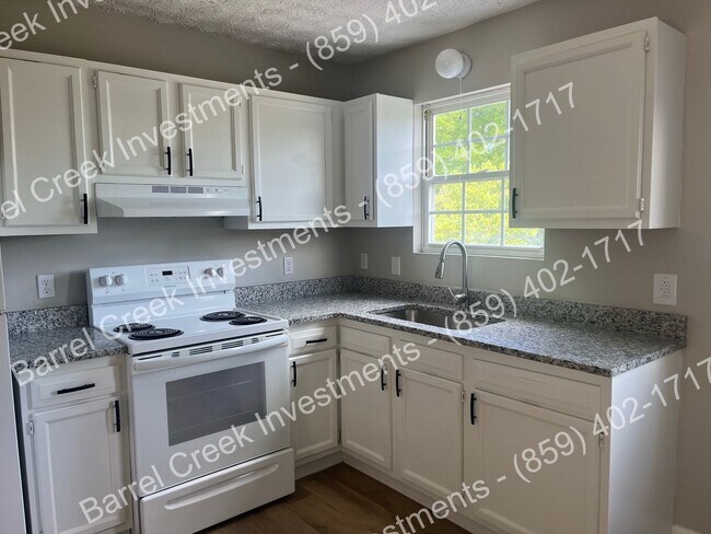 Building Photo - Newly renovated, three-story townhome!