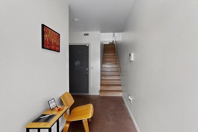 Photo - 343 Platinum St SW Unidad B