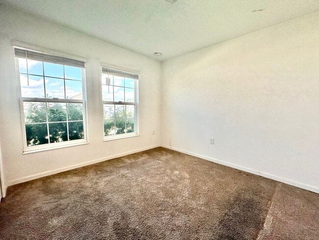 Photo - Premier 4bedrooms/2baths residence - Florida living at its finest!