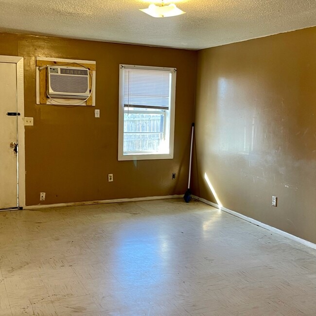 Building Photo - Lynch street apartments Unit 26