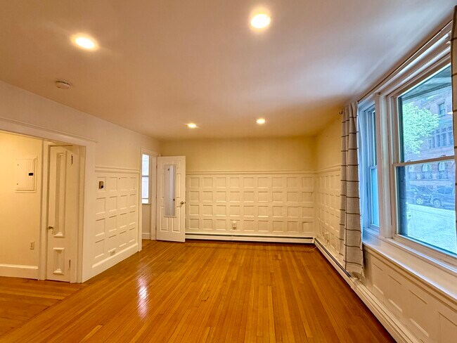 Building Photo - 17 Exeter St Unit 1f