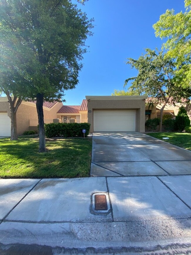 Building Photo - Stylish 2-Bedroom Townhouse in Sun City Summerlin with Resort-Style Amenities