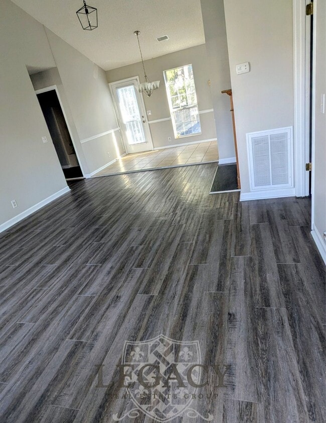 Photo - 2925 Sheana Way