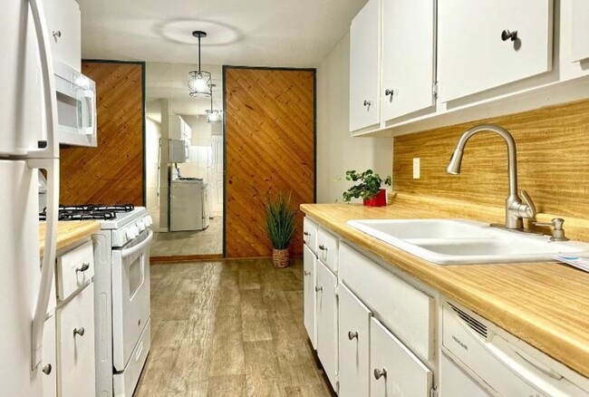 Building Photo - Charming Lakeside Living for $1,549/month ... Rental