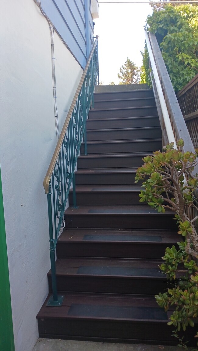 escaleras al apartamento - 943 Casanova Ave Unidad Studio