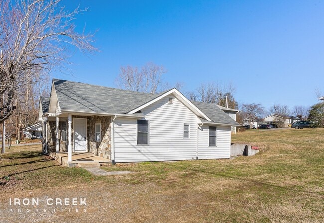 Charming 3-Bedroom Home in Woodfin - Charming 3-Bedroom Home in Woodfin