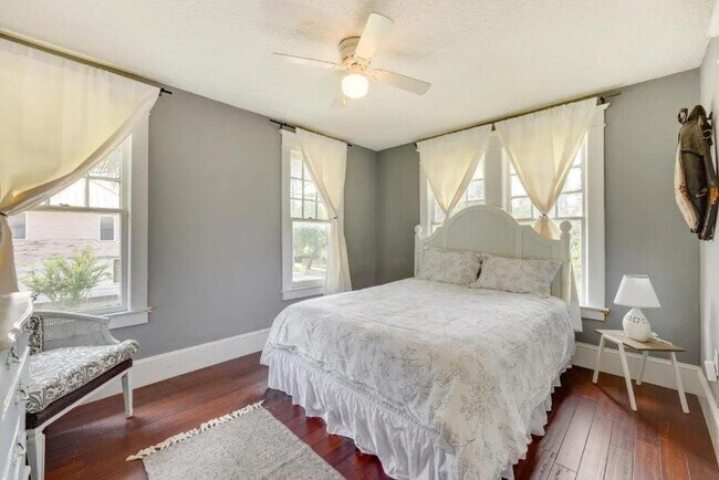 Photo - 105 W 11th St