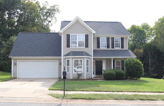 Building Photo - Location! Location! 3 bedroom 2.5 bath in ... Rental