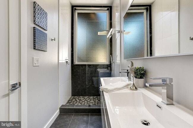 Photo - 1420 N Capitol St NW Unidad 102