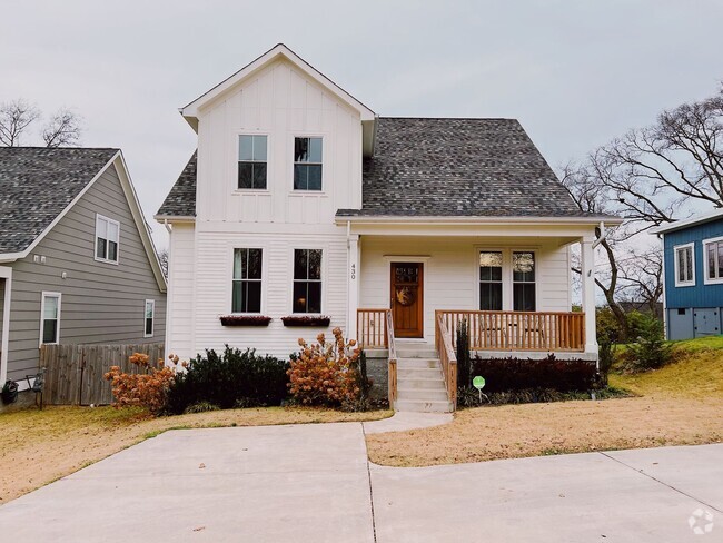 Building Photo - Luxurious 5-bedroom, 3-bathroom home in he...