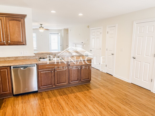 Photo - 208 Colonnade St