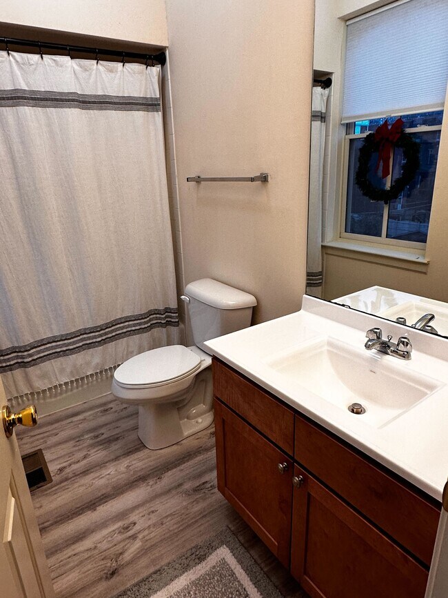 Full bathroom off bedroom - 1213 Shenandoah Ave Unit 1213 Shenandoah Ave. B