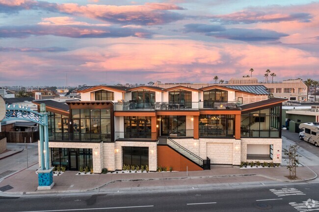 Building Photo - July & August Contemporary 3 Bedroom Condo...