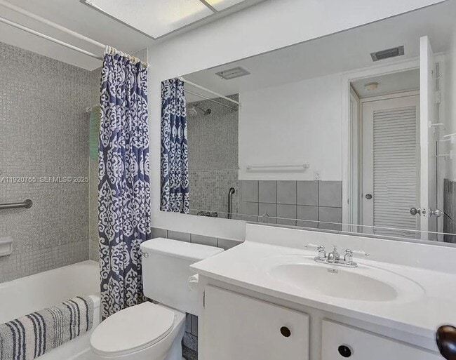 Building Photo - 4047 NW 16th St Unit 403