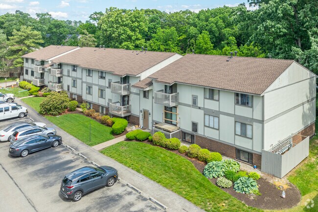 507 Hunters Path Rd Bridgeville, PA 15017 - Hunting Ridge Apartments