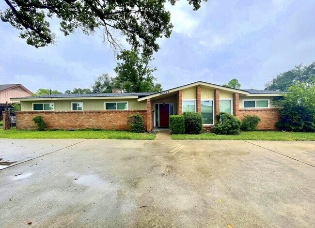Building Photo - 8223 Bellaire Blvd Rental