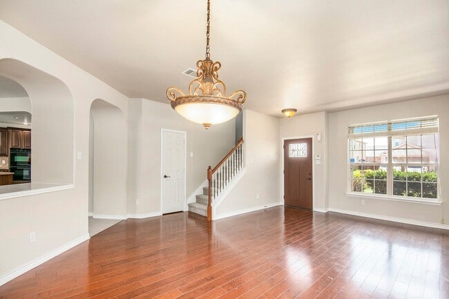Photo - 605 Port Royale Way