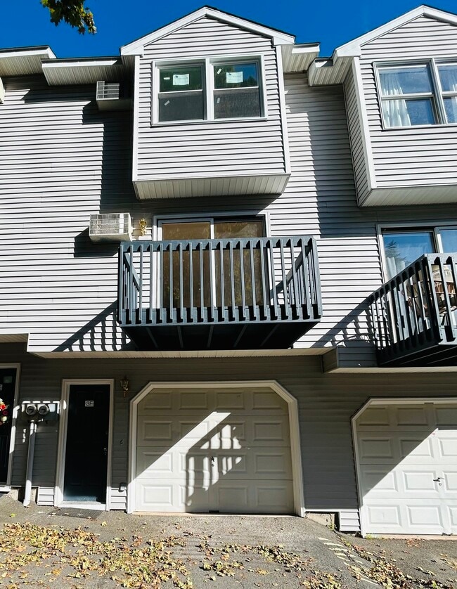 Building Photo - 239 Glen St Unit 3F