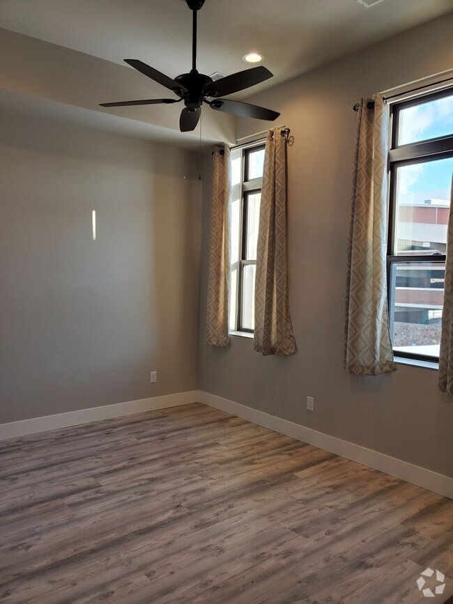 Building Photo - 125 E College Ave Unit 125 1/2 E College Apt. 2