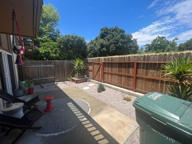 Photo - 3 Bed / 2.5 Bath | College Greens Townhome