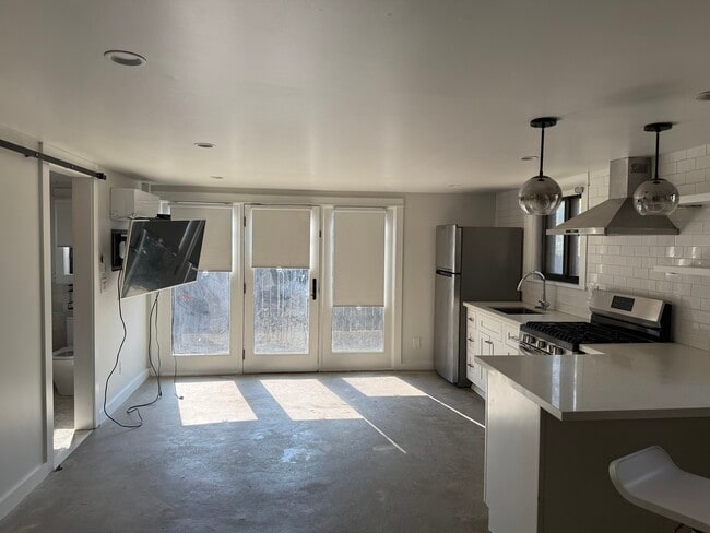 Building Photo - 1225 Stringer Ave Unit 1225.75 Rental