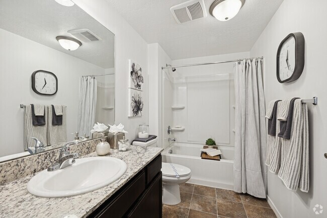 2BR, 2BA - 1,010SF