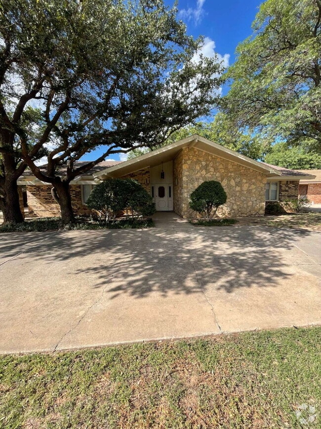 Building Photo - Beautiful Large Home with Basement