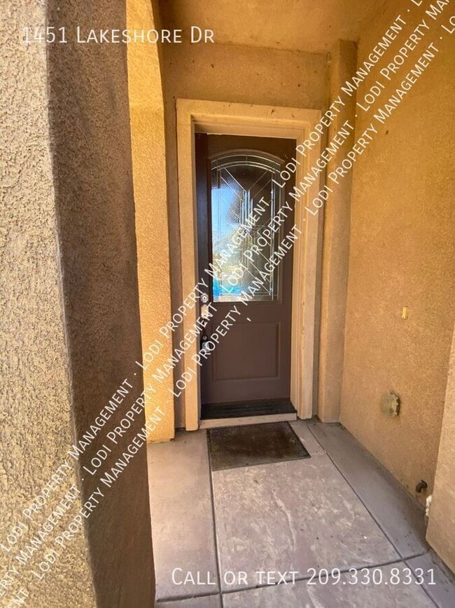 Photo - 1451 Lakeshore Dr