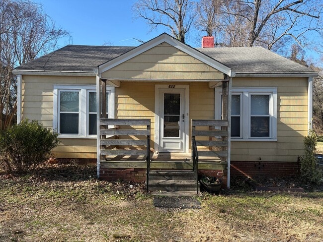 Building Photo - 2 Bedroom, 1 Bathroom House in Greensboro!